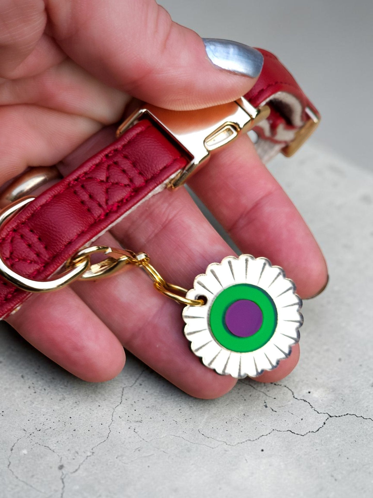 Morti's Fun Club Jurassic Bloom collar charm featuring a retro flower design with green and purple acrylic details.